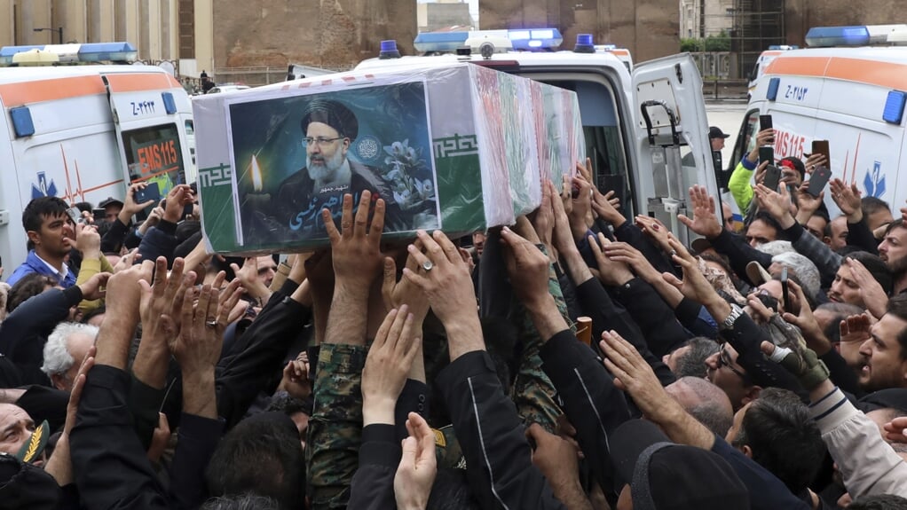 Ayatollah Khamenei kondigde vijf dagen nationale rouw af. 