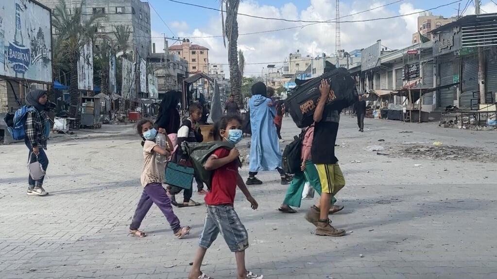 Palestijnen vluchten weg uit het kamp Jabalia, tijdens een nieuwe operatie van Israël tegen Hamas.