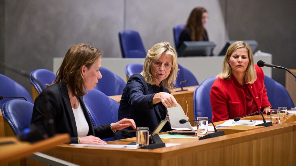 Demissionair ministers Hanke Bruins Slot (Buitenlandse Zaken), Kajsa Ollongren (Defensie) en Liesje Schreinemacher (Buitenlandse Handel en Samenwerking) in de Tweede Kamer tijdens het debat over de situatie in Gaza.