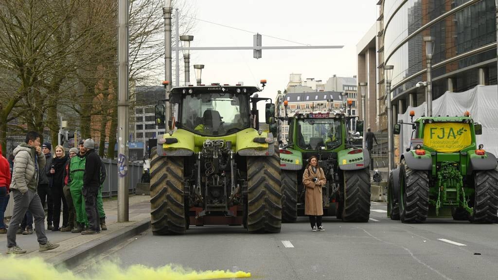 Boeren protesteren in Brussel tegen onder meer de strenge Europese milieunormen. 