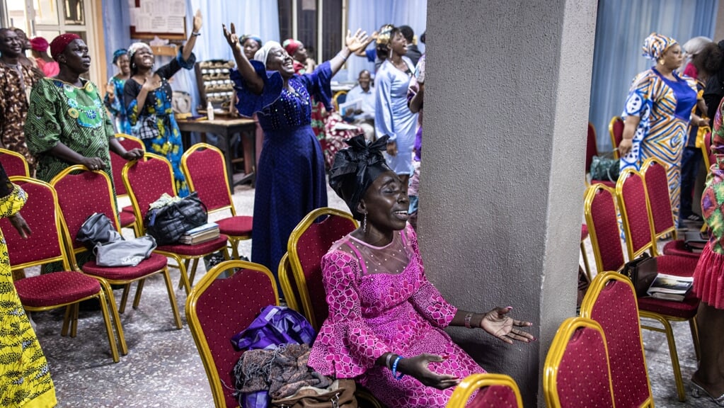 Een dienst in de Foursquare Gospel Church in de Nigeriaanse stad Lagos. Wereldwijd zijn de pinksterkerken de op een na grootste christelijke groep, na de Rooms-Katholieke Kerk.