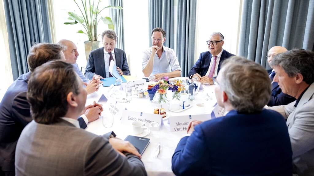 Minister-president Mark Rutte in het Catshuis met vertegenwoordigers van maatschappelijke organisaties.