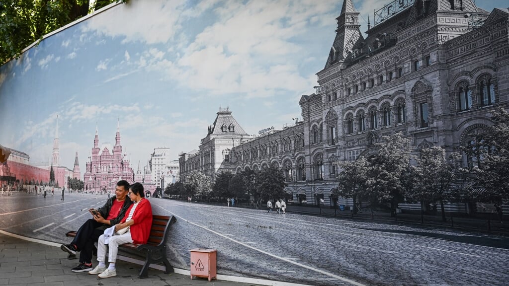 Inwoners van Beijing kunnen ter gelegenheid van Poetins bezoek op de foto met een muurschildering van het Rode Plein in Moskou.
