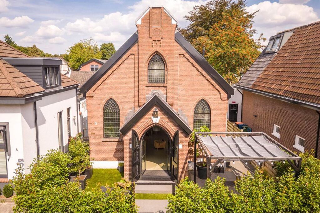 Dit voormalige baptistenkerkje in Apeldoorn is een prima plek om te wonen en werken. 