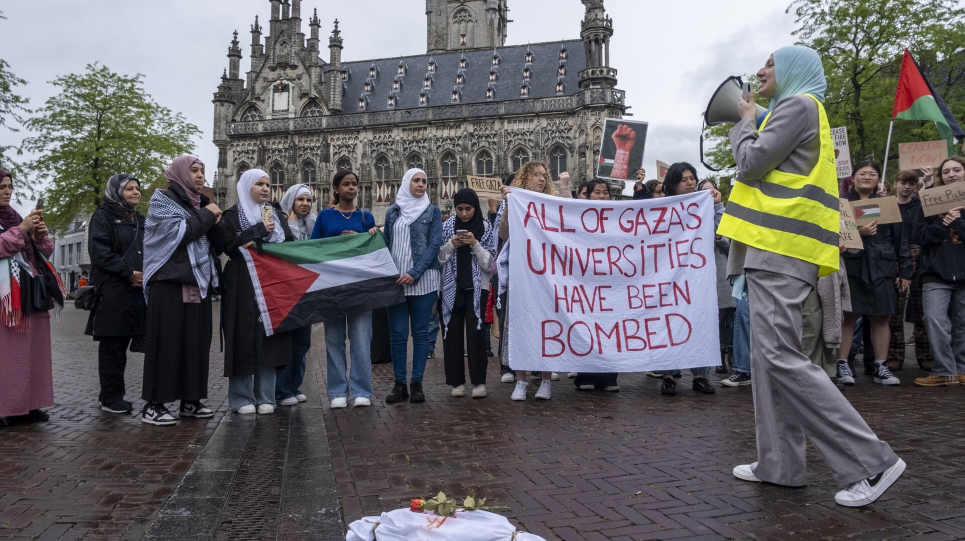Een protest in Middelburg, waarbij veel studenten van de University College Roosevelt (UCR) aanwezig waren.