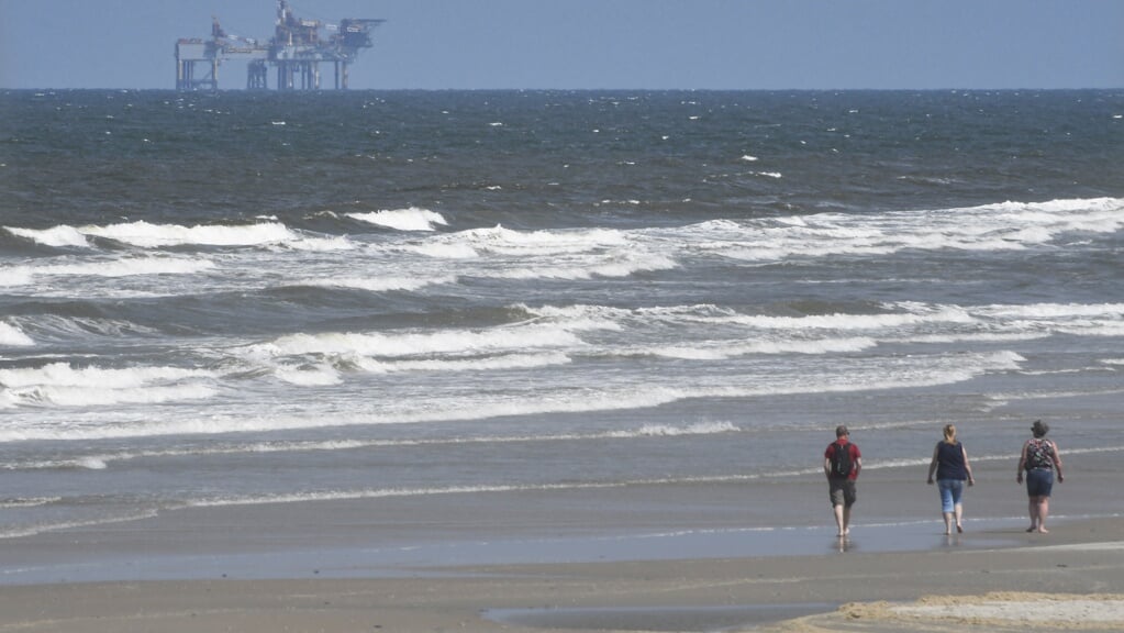 Een boorplatform in de Noordzee. De Nederlandse start-up SeaO2 wil CO2 uit het water halen om onder de grond te kunnen opslaan. 