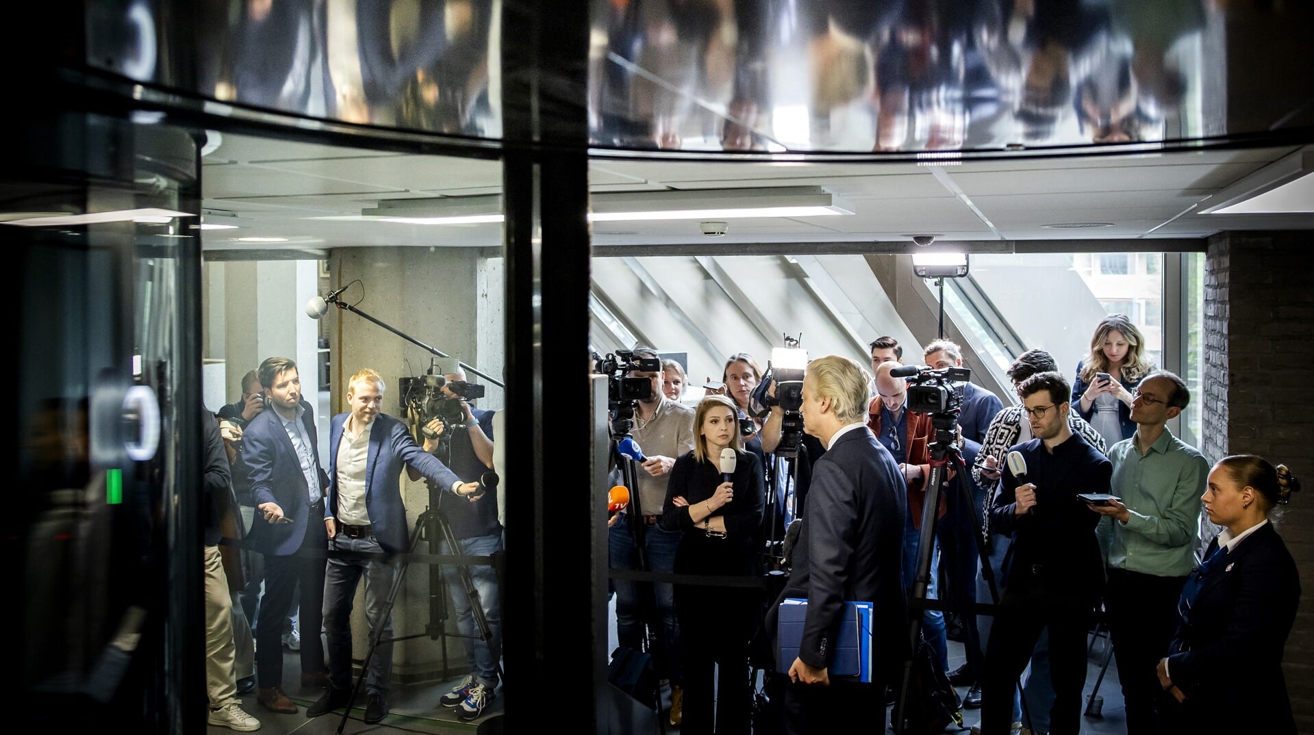 Geert Wilders gaat ervan uit ‘dat dit de laatste keer’ is. Ook hij oogt woensdagochtend opgewekt. 