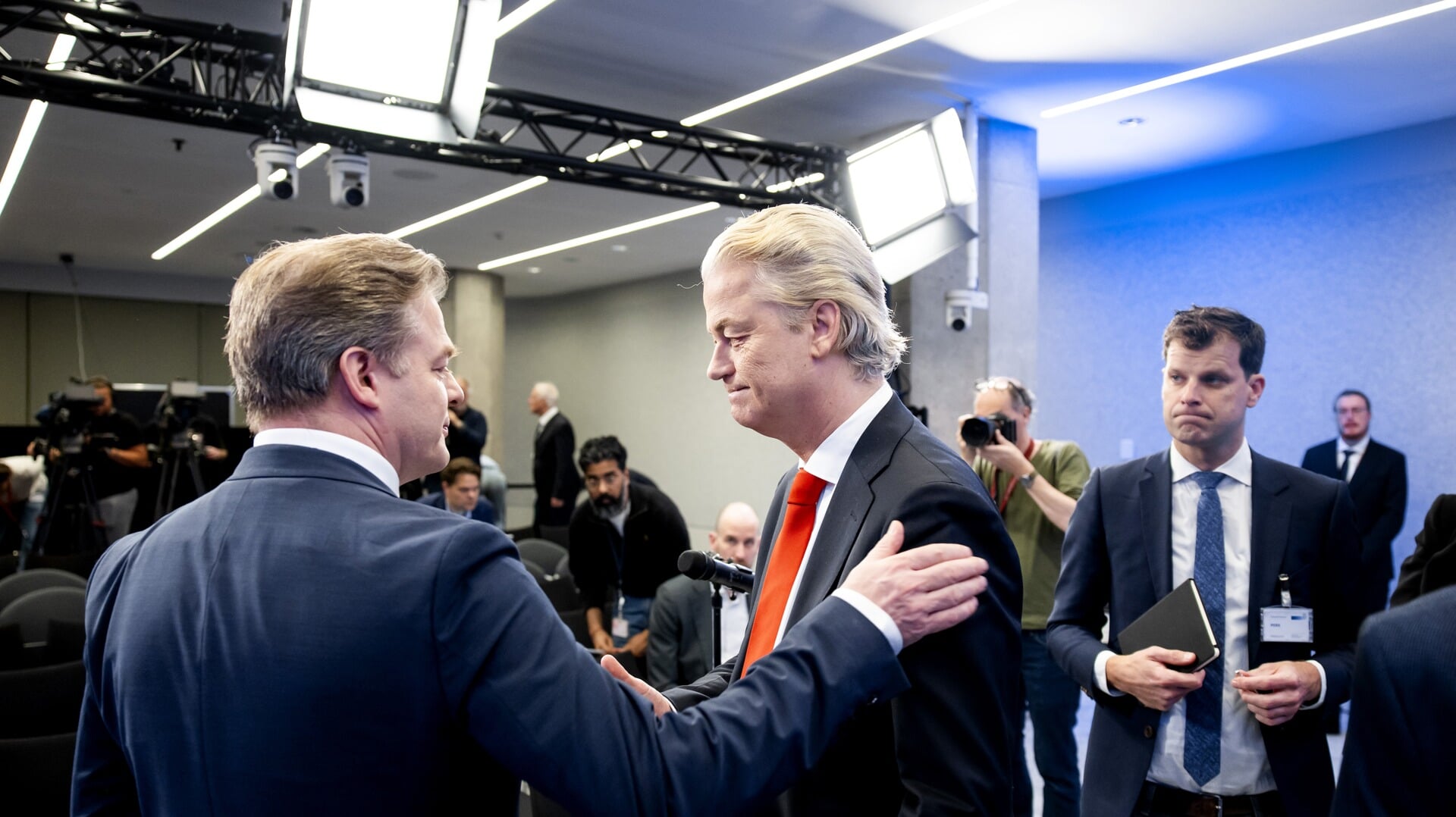 Pieter Omtzigt (NSC) en Geert Wilders (PVV) tijdens de presentatie van het hoofdlijnenakkoord. De vier partijen PVV, NSC, VVD en BBB hebben een akkoord bereikt voor een nieuw kabinet. 