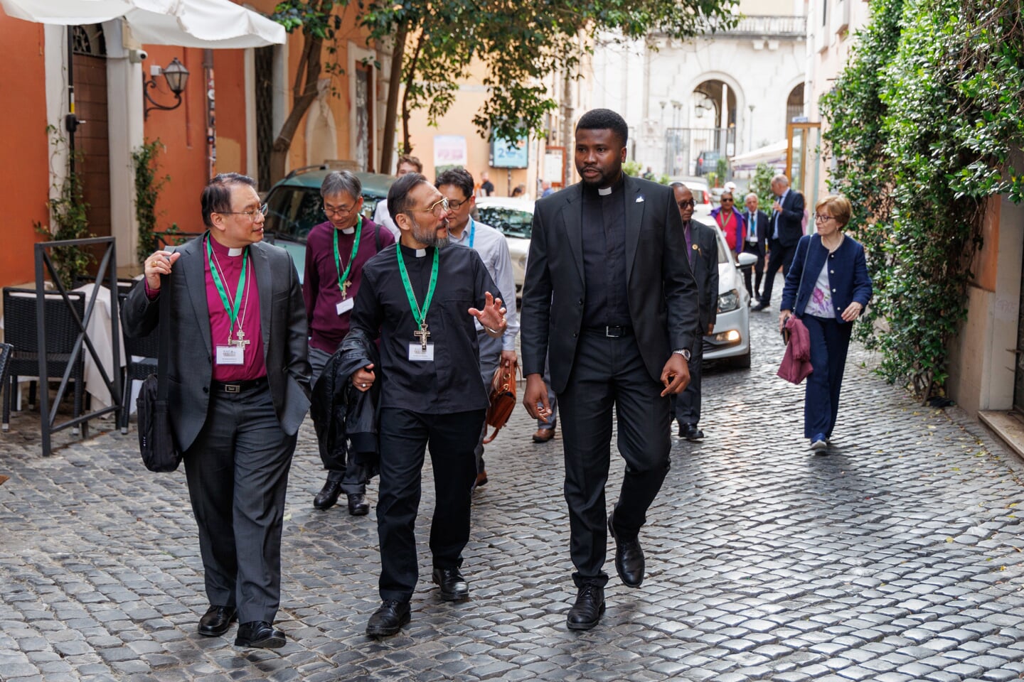 De anglicaanse (aarts)bisschoppen van Hongkong en Zuidoost-Azië maken een rondje door de wijk Trastevere, met een priester van de Sant’ Egidio-beweging.