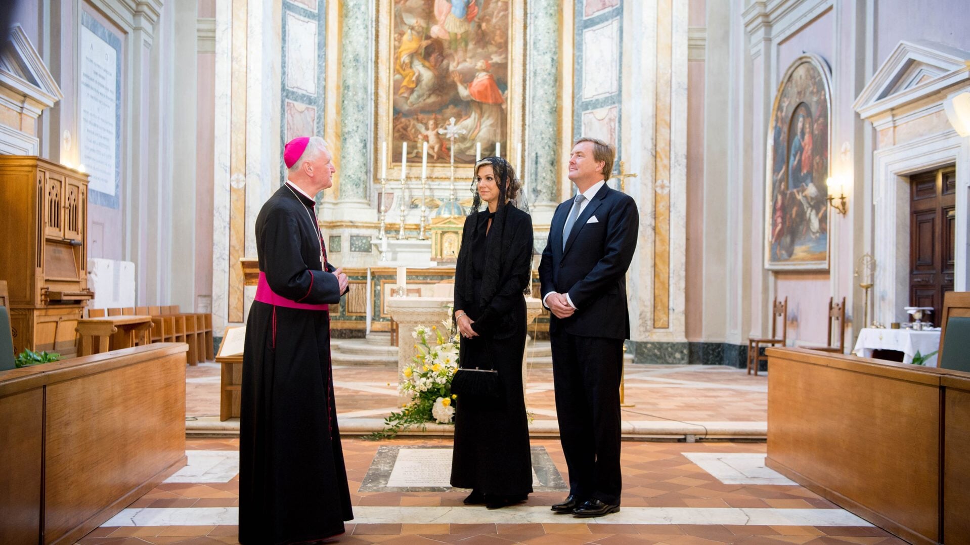 Koning Willem-Alexander en koningin Maxima tijdens een bezoek aan de Friezenkerk in Rome.