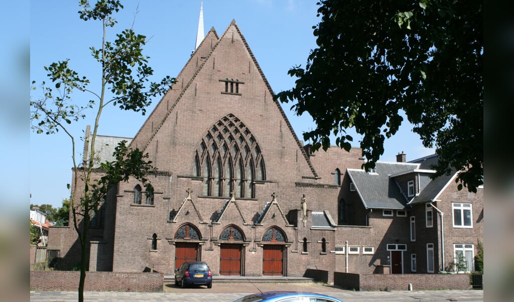 De kerk van Onze-Lieve-Vrouwe ten Hemelopneming in Voorburg, die momenteel in de verkoop staat.