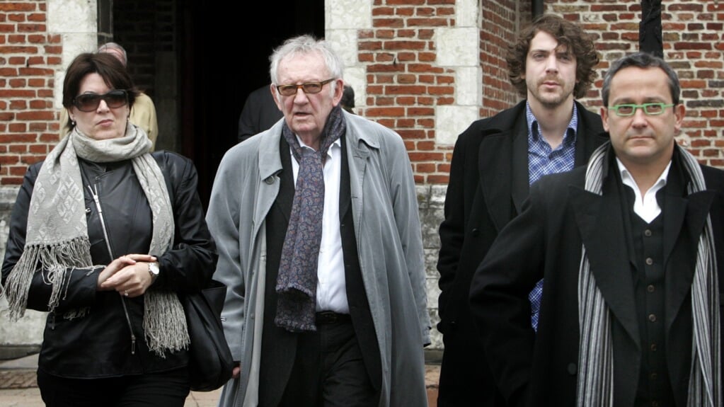 Schrijvers Hugo Claus (2de L), Ramsey Nasr (2de R) en Erwin Mortier (L) in 2006, na de begrafenis van schrijver Gerard Reve voor de kerk van Machelen-aan-de-Leie.