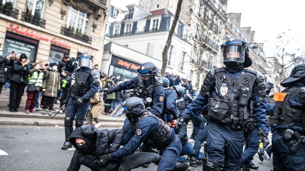 In de afgelopen dertig jaar is de Franse overheid niet in staat geweest om de zo noodzakelijke economische hervormingen door te voeren. Als ze al enige moed daartoe toonde, werd ze prompt geconfronteerd met protestacties.