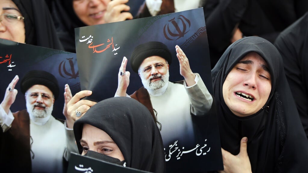 Iraanse vrouwen treuren om de dood van de zondag bij een helikoperongeluk omgekomen president Ebrahim Raisi.