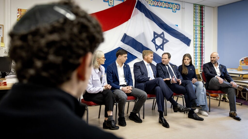 Koning Willem-Alexander op 15 april in gesprek met Joodse scholieren van middelbare school Maimonides en hun leerkrachten.