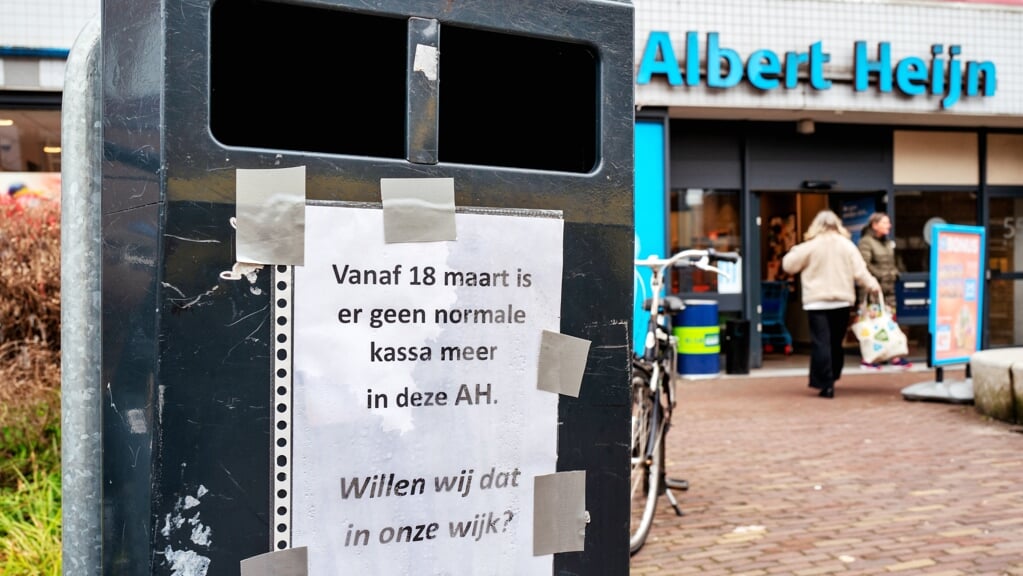 Protest tegen het verdwijnen van normale kassa's bij dit Albert Heijn filiaal in Utrecht.