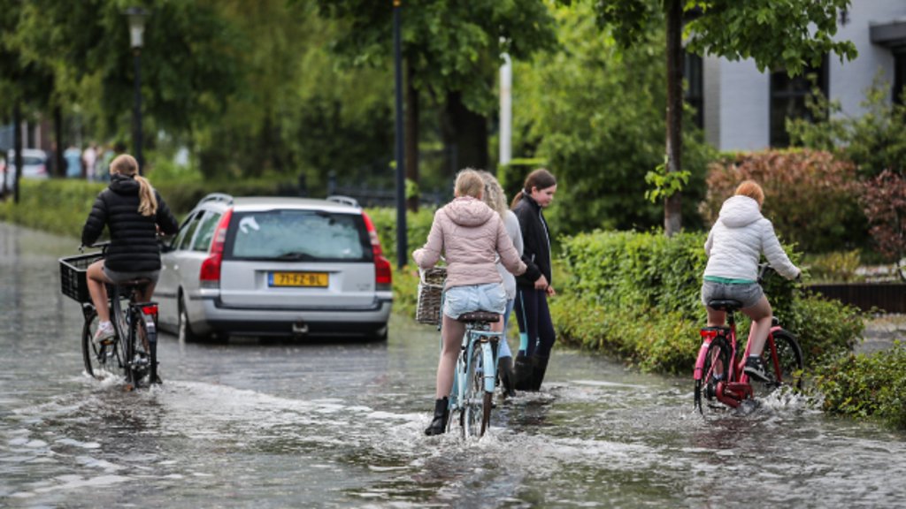 De straten in Buitenpost stonden maandag onder water na extreme regen en hagelbuien.