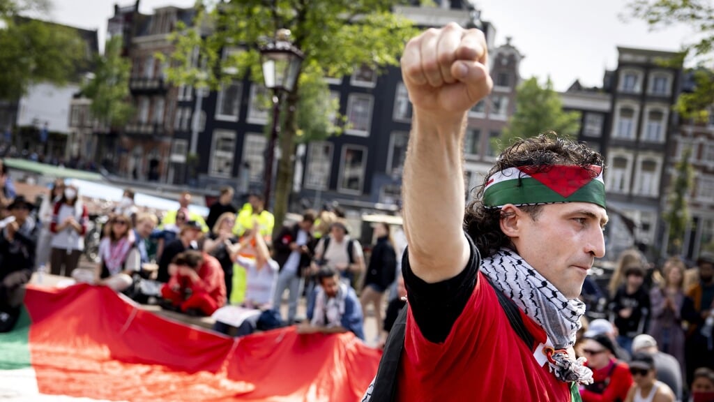 Demonstranten voor de Stopera, tijdens een spoeddebat in de Amsterdamse gemeenteraad over de protesten en het optreden van de politie.