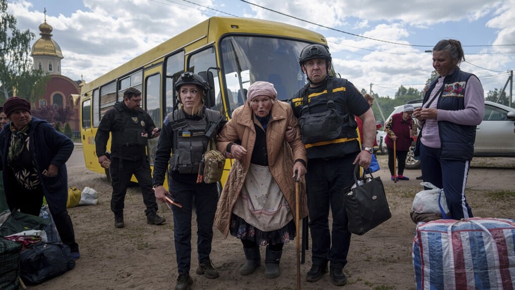 Liudmila Kalashnik (88) wordt geëvacueerd uit Vovtsjansk, afgelopen zondag. Haar man stierf na een Russische raketaanval op het dorp.