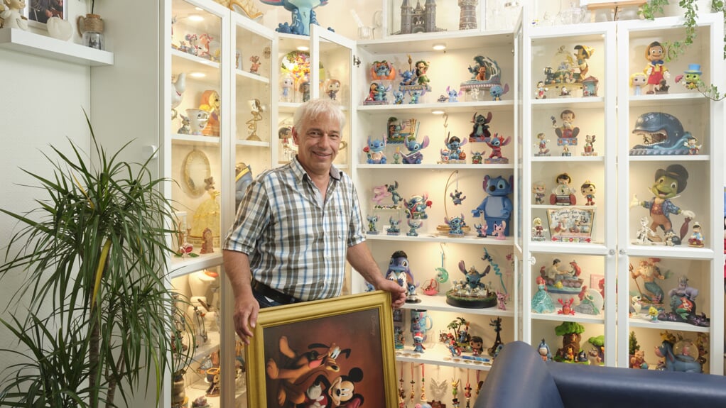 Jochum Muurling met een deel van zijn Disneyverzameling.