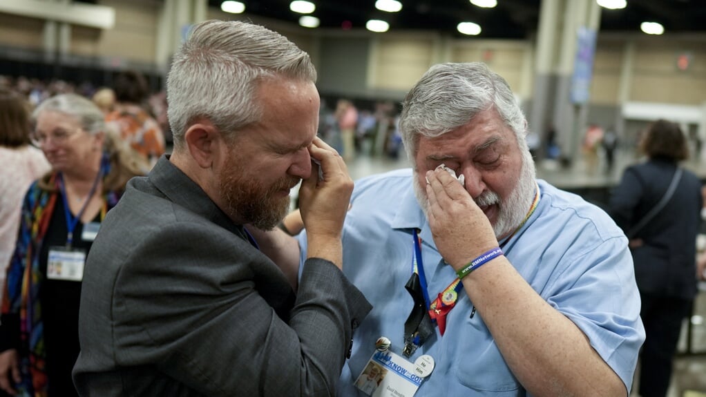 Methodistische kerkleiders vegen hun tranen weg na de overweldigende steun voor het toestaan van homorelaties in ambten en huwelijk, in Charlotte (North Carolina). 