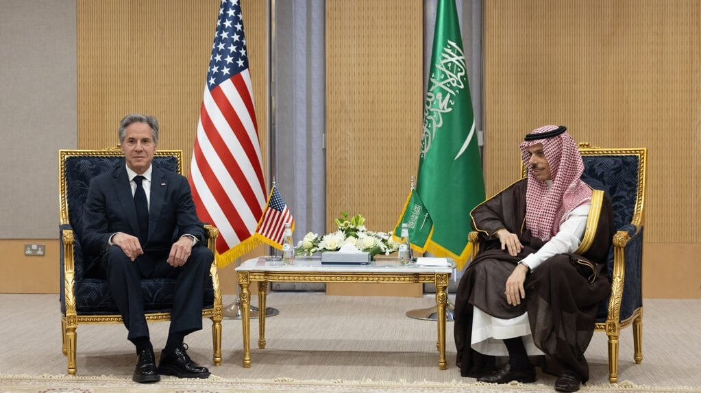 De VS en Saoedi-Arabië zijn bezig met het sluiten van een ‘historische veiligheidsdeal’. Op de foto: de Amerikaanse buitenlandminister Blinken ontmoet zijn Saoedische ambtgenoot, prins Faisal bin Farhan Al Saud, in Riyad.