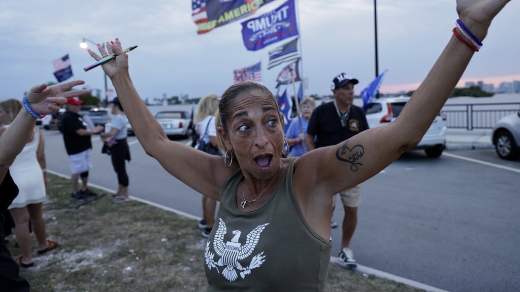Een bijeenkomst van Trump-supporters nabij Mar-a-Lago in Palm Beach, Florida op 30 mei.