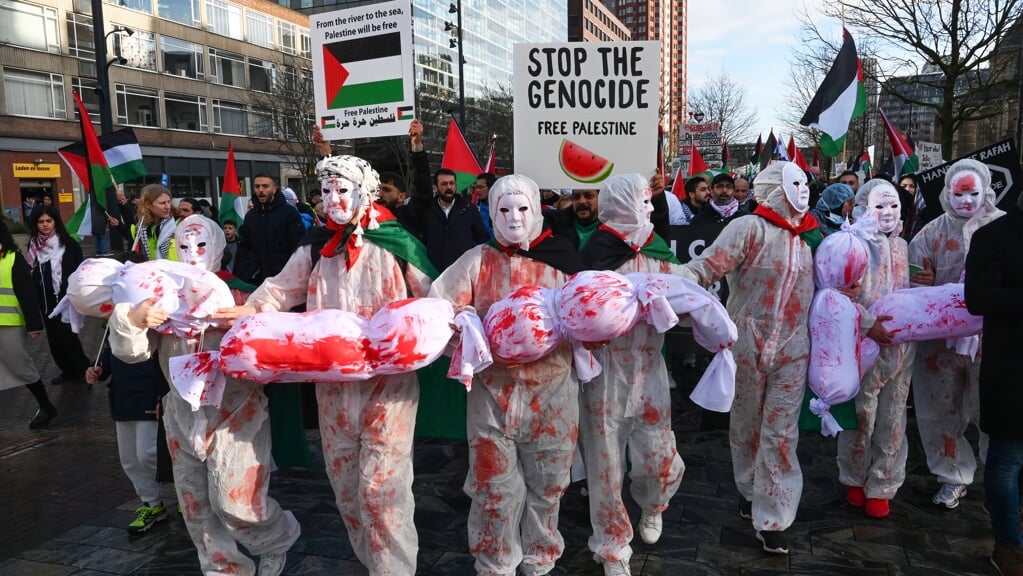 Ook in Nederland zijn er felle demonstraties tegen het Israëlische optreden in Gaza, waarbij Israël van genocide wordt beschuldigd.