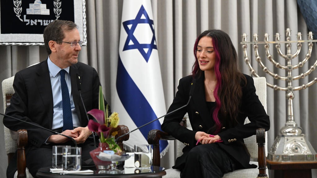 Eden Golan en de Israëlische president Jitzhak Herzog eind april in een persmoment.