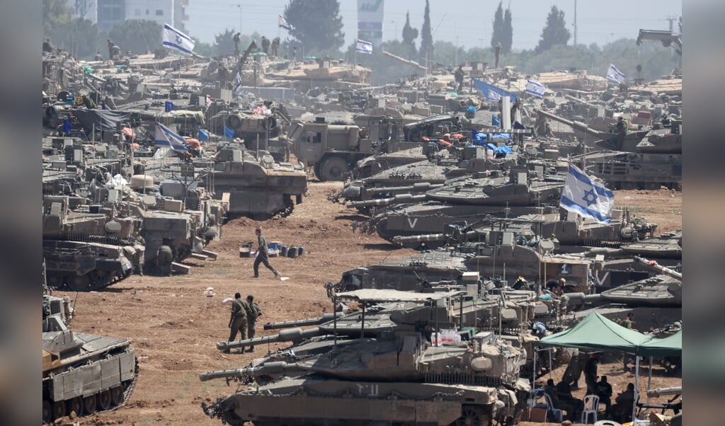 Israëlische tanks zijn bij opgesteld bij de grens met Gaza. De Verenigde Staten dreigen wapenleveranties aan Israël te stoppen als het de aanval op Rafah opent.
