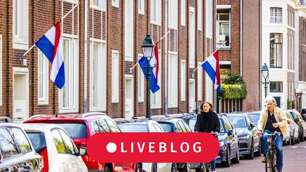 Nederlandse vlaggen halfstok bij woningen in Den Haag voor dodenherdenking. 