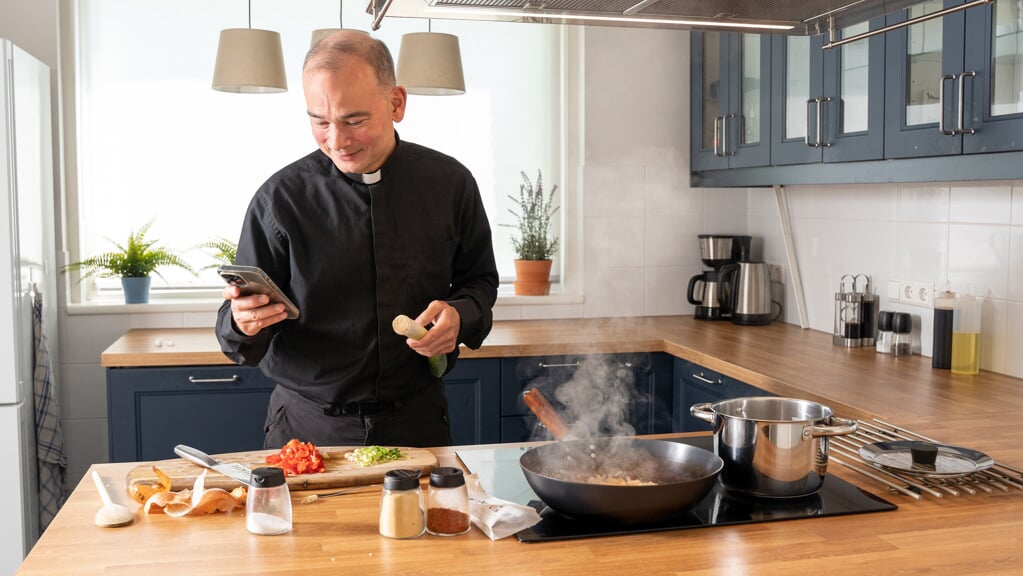 Priester Roderick Vonhögen: 'Mijn keuken is een soort hobbykamer waar ik alles kan uitproberen, echt mijn happy place.’