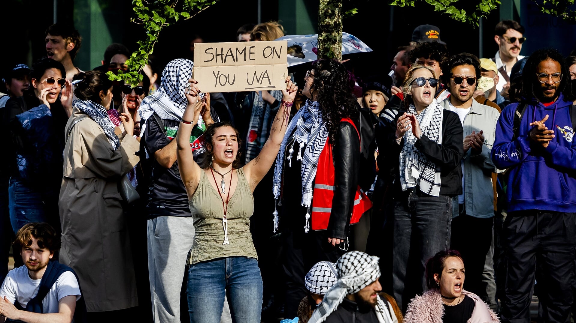 Protest bij de Roeterseilandcampus van de Universiteit van Amsterdam (UvA). De demonstranten protesteren uit solidariteit met pro-Palestijnse studenten die bij eerdere protesten bij de Roeterseilandcampus en het Binnengasthuisterrein door de politie werden verwijderd.