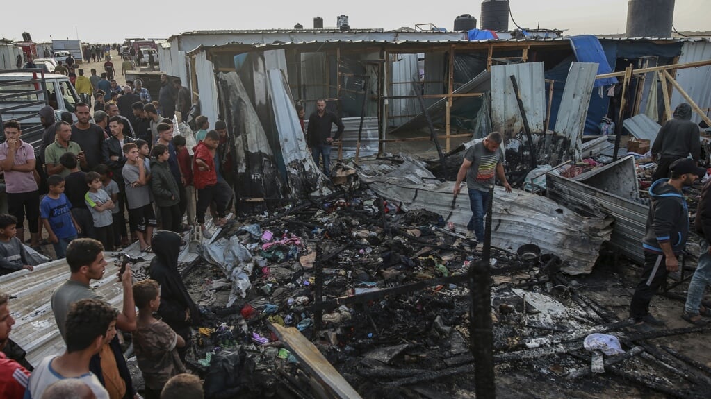 Palestijnse burgers na de raketaanval op een tentenkamp in Rafah