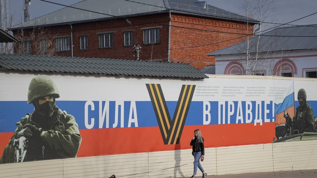 Een propagandaposter met de slogan 'Macht ligt in de waarheid' in de Russische stad Efremov.