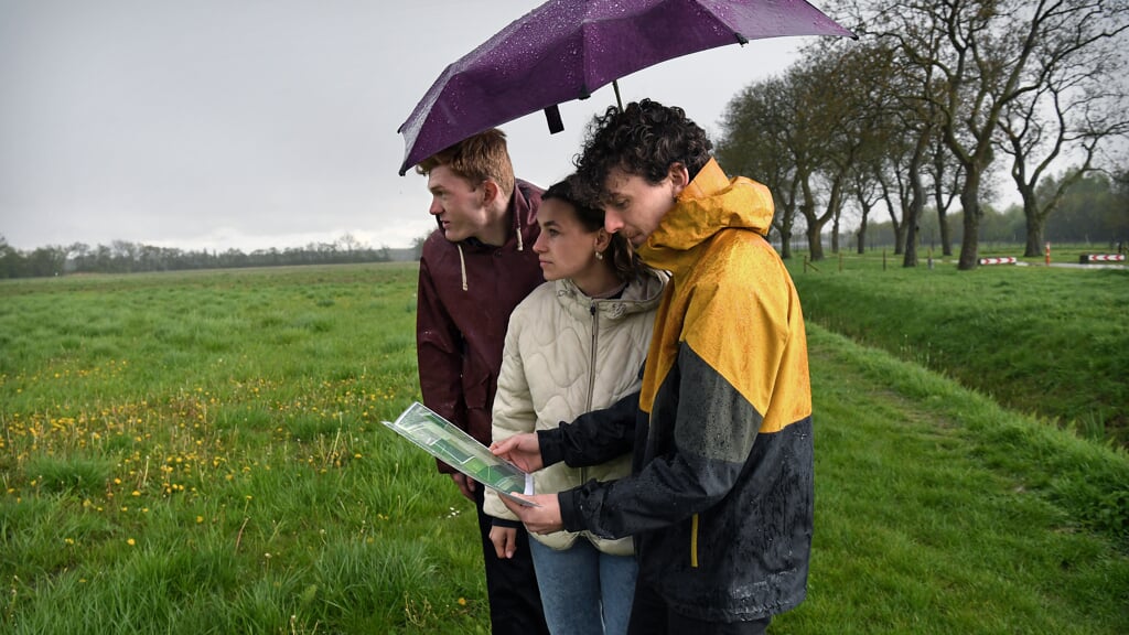 Wytze Walstra, Katja Zweerus en Simon Verboom (van links naar rechts) op de plek in Elst waar hun voedselbos moet komen.