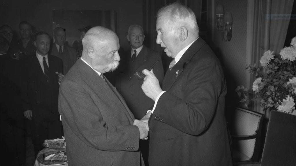 Duymaer van Twist (r) ontvangt felicitaties voor zijn 90e verjaardag van P.Sj. Gerbrandy, 1955.