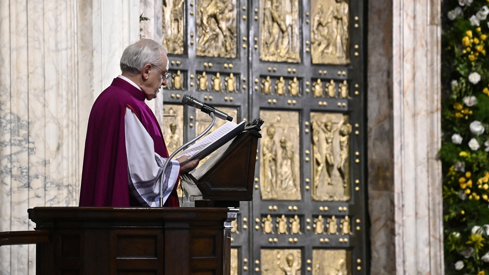 Bisschop Leonardo Sapienza leest in aanwezigheid van paus Franciscus de officiële Bul van Indictie voor bij de gesloten Heilige Deur van de Sint-Pietersbasiliek.
