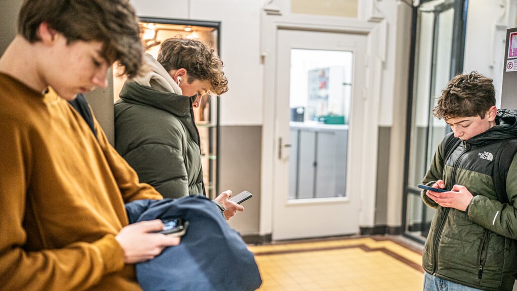 Bovenbouwers van het Metis Montessori Lyceum in Amsterdam mogen in de pauze en op hun afdeling van de school wel hun mobiele telefoon gebruiken.