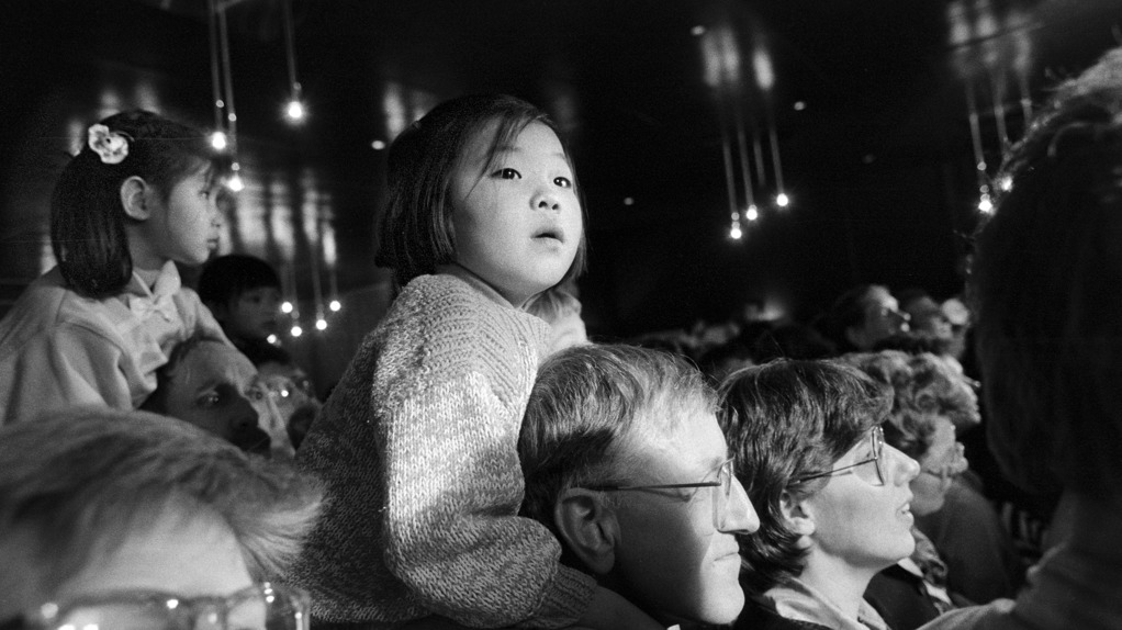 Schiphol, februari 1988. Adoptieouders komen terug van Zuid-Korea, waar ze hun kinderen hebben opgehaald.