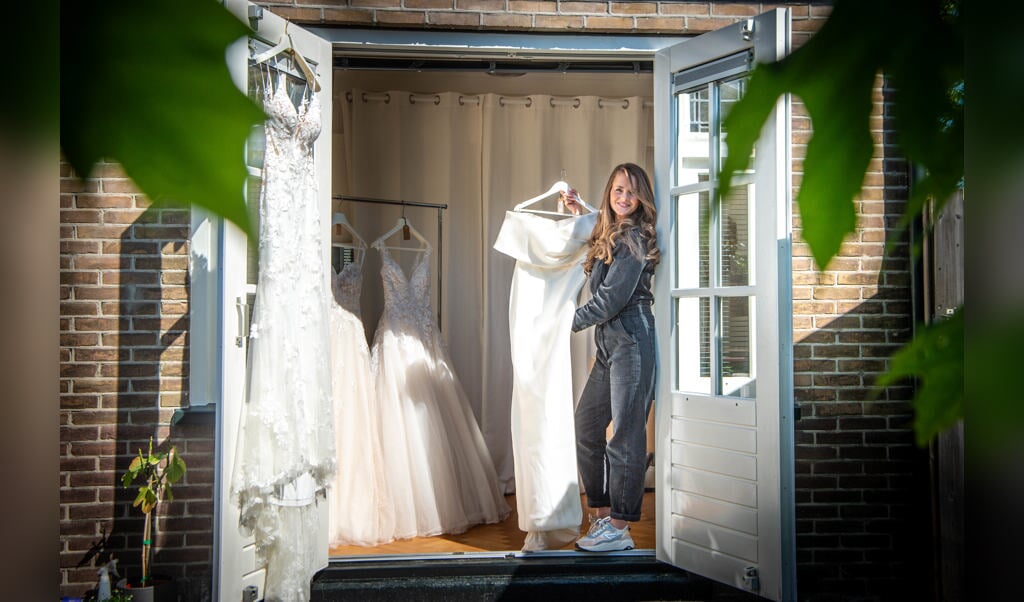 Carlijn Lammers verkoopt gedragen trouwjurken. 'We zijn als maatschappij zo bezig met duurzaamheid, waarom is dat bij bruidsjurken niet even vanzelfsprekend?'