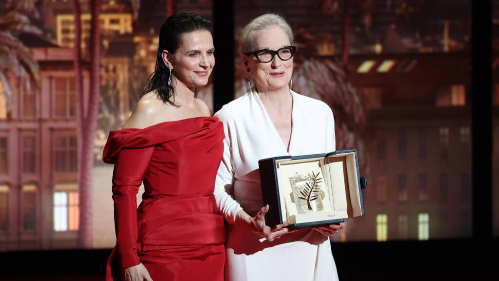 Juliette Binoche (links) en Meryl Streep (rechts) met de ere-Gouden Palm.