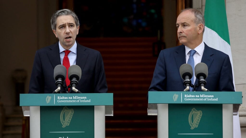 Premier Simon Harris (links) en buitenlandminister Michel Martin tijdens de aankondiging dat Palestina door Ierland, Noorwegen en Spanje zal worden erkend als onafhankelijke staat.