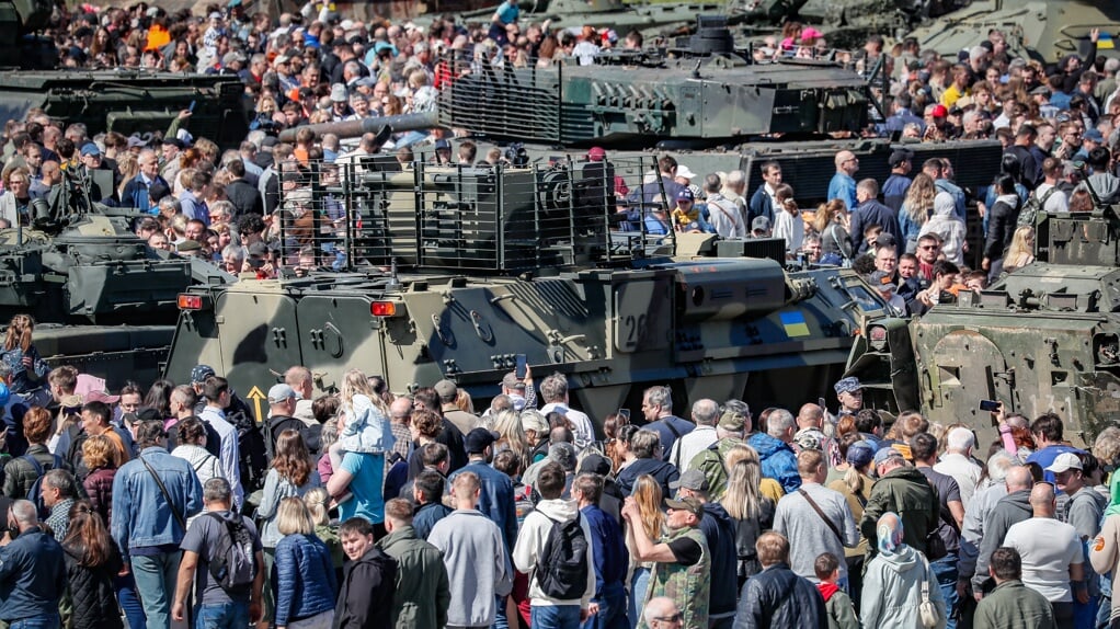Grote drukte in het Overwinningspark in Moskou bij in Oekraïne buitgemaakte of vernielde westerse wapens, zoals een Leopard en een Abramstank