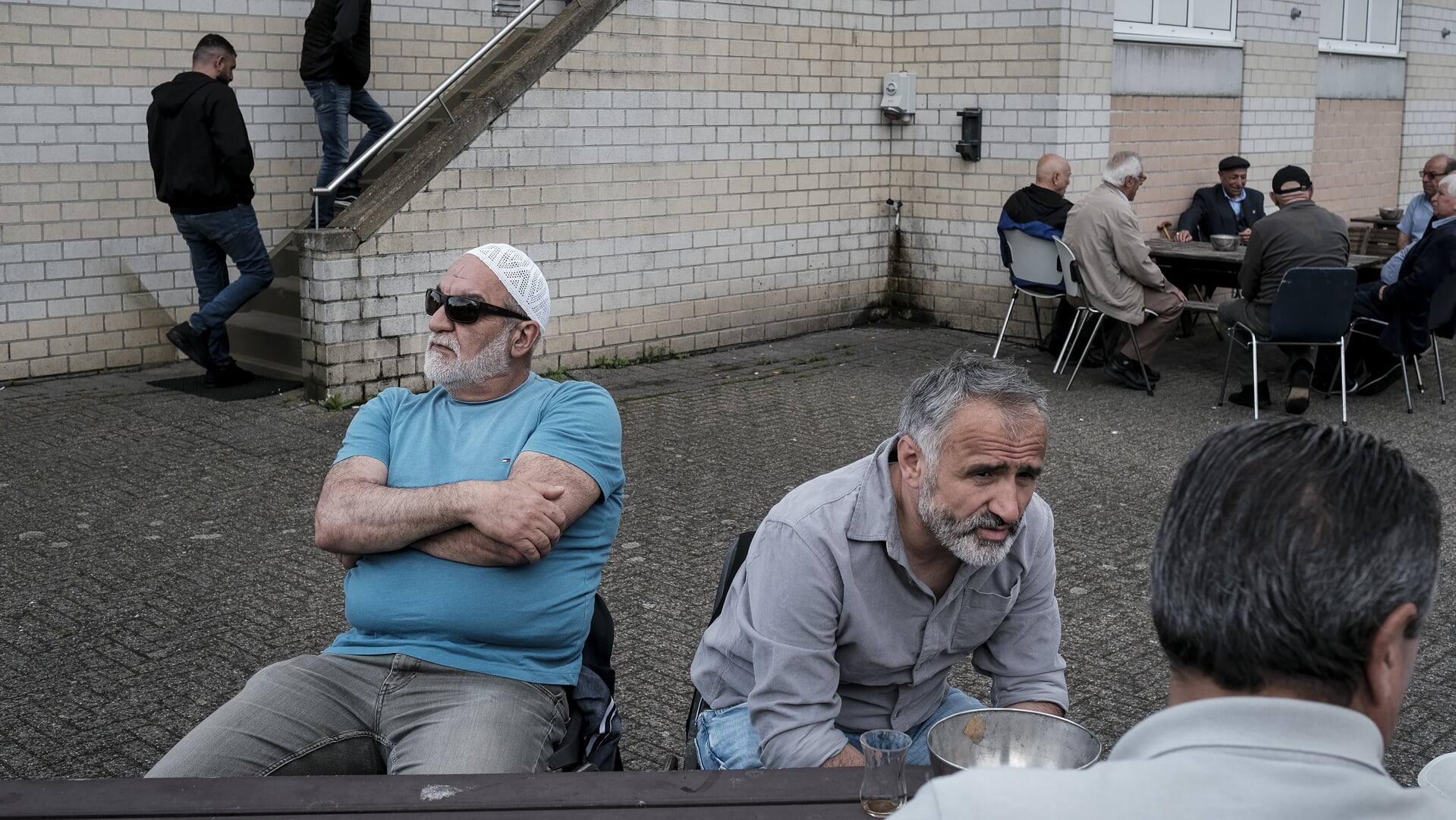 Moslims praten met elkaar voor de Sultan Ahmet Moskee in Zaandam. ‘Linksom of rechtsom, deze moskee zal altijd blijven bestaan.’