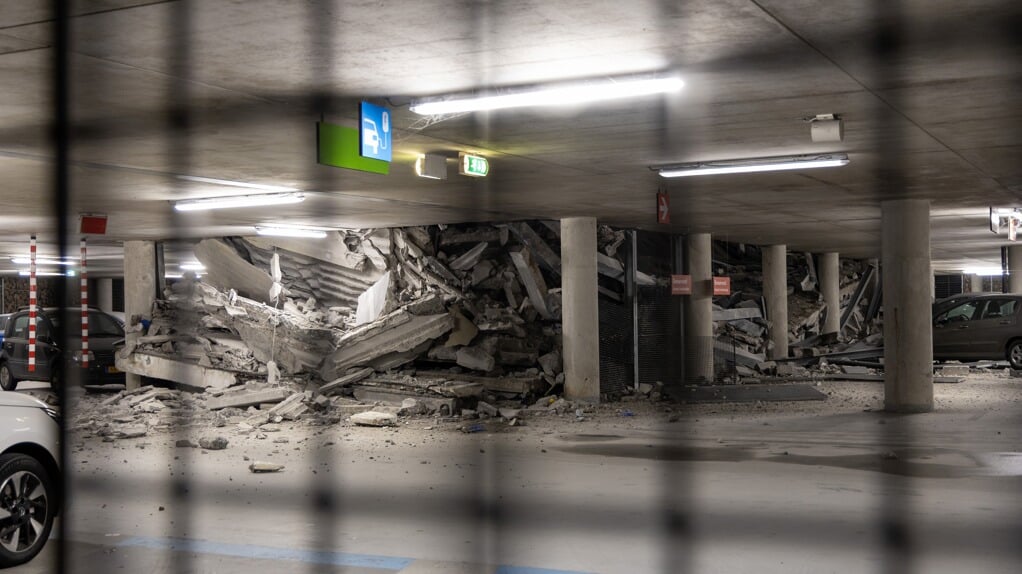 Er is niemand gewond geraakt bij het instorten van een parkeergarage van het St. Antonius Ziekenhuis in Nieuwegein. Dat zegt de veiligheidsregio. Ook ligt er niemand meer onder het puin. 