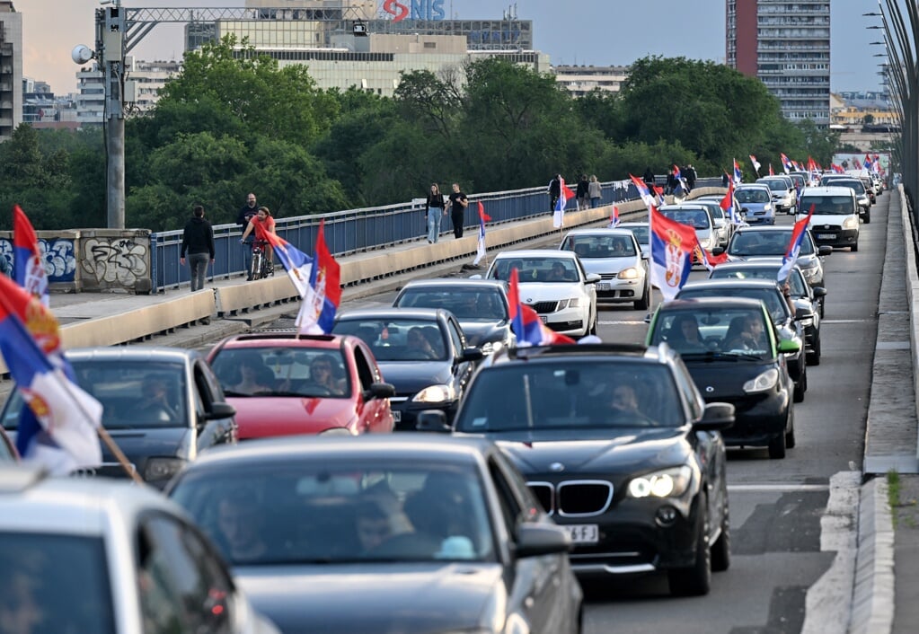 Auto's met Servische vlaggen trekken door de hoofdstad Belgrado uit protest tegen de beslissing van de VN. 