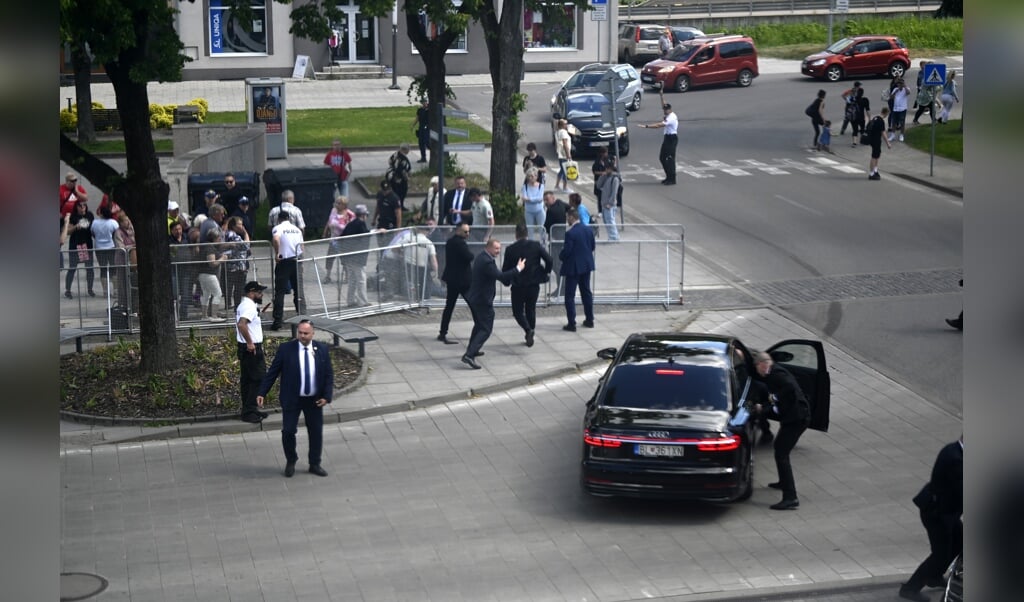 De Slowaakse premier Robert Fico is in Handlová neergeschoten en daarbij zwaargewond geraakt.