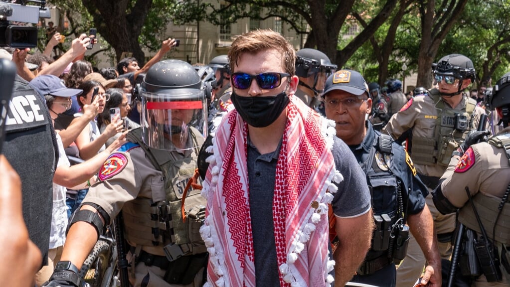 Een pro-Palestijnse demonstrant wordt gearresteerd op het universiteitsterrein in Austin, Texas.