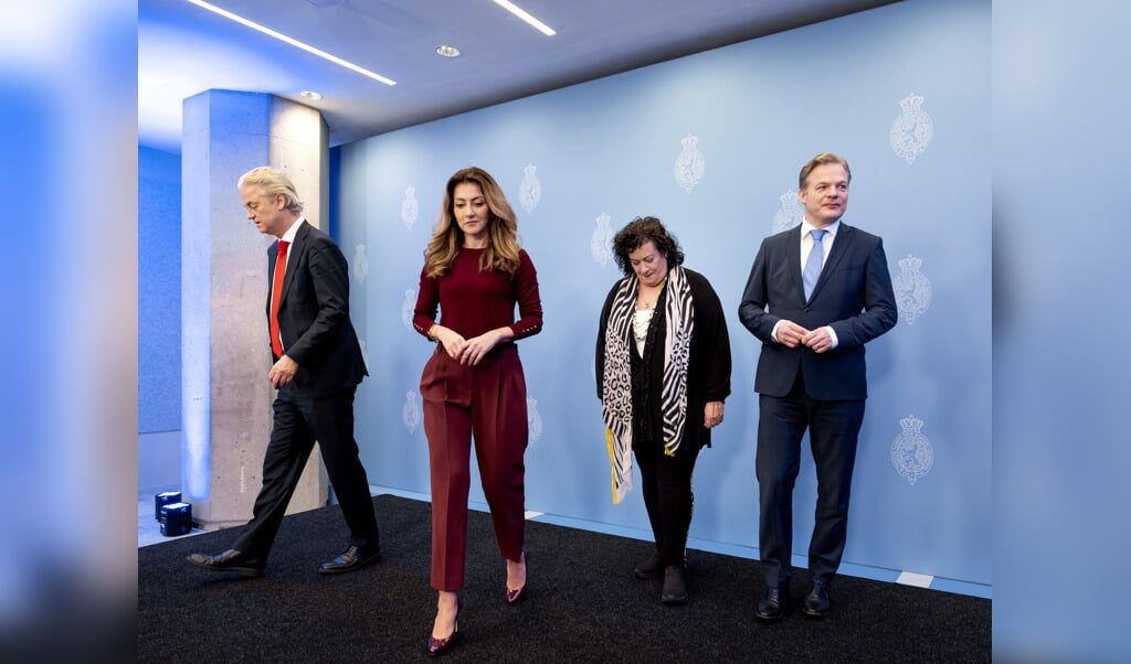 Geert Wilders (PVV), Dilan Yesilgöz (VVD), Caroline van der Plas (BBB) en Pieter Omtzigt (NSC) presenteren het hoofdlijnenakkoord voor een nieuw kabinet.